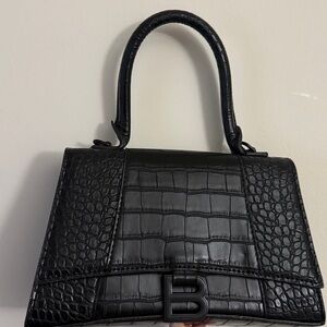 Chic Black Crocodile-Embossed Shoulder Bag